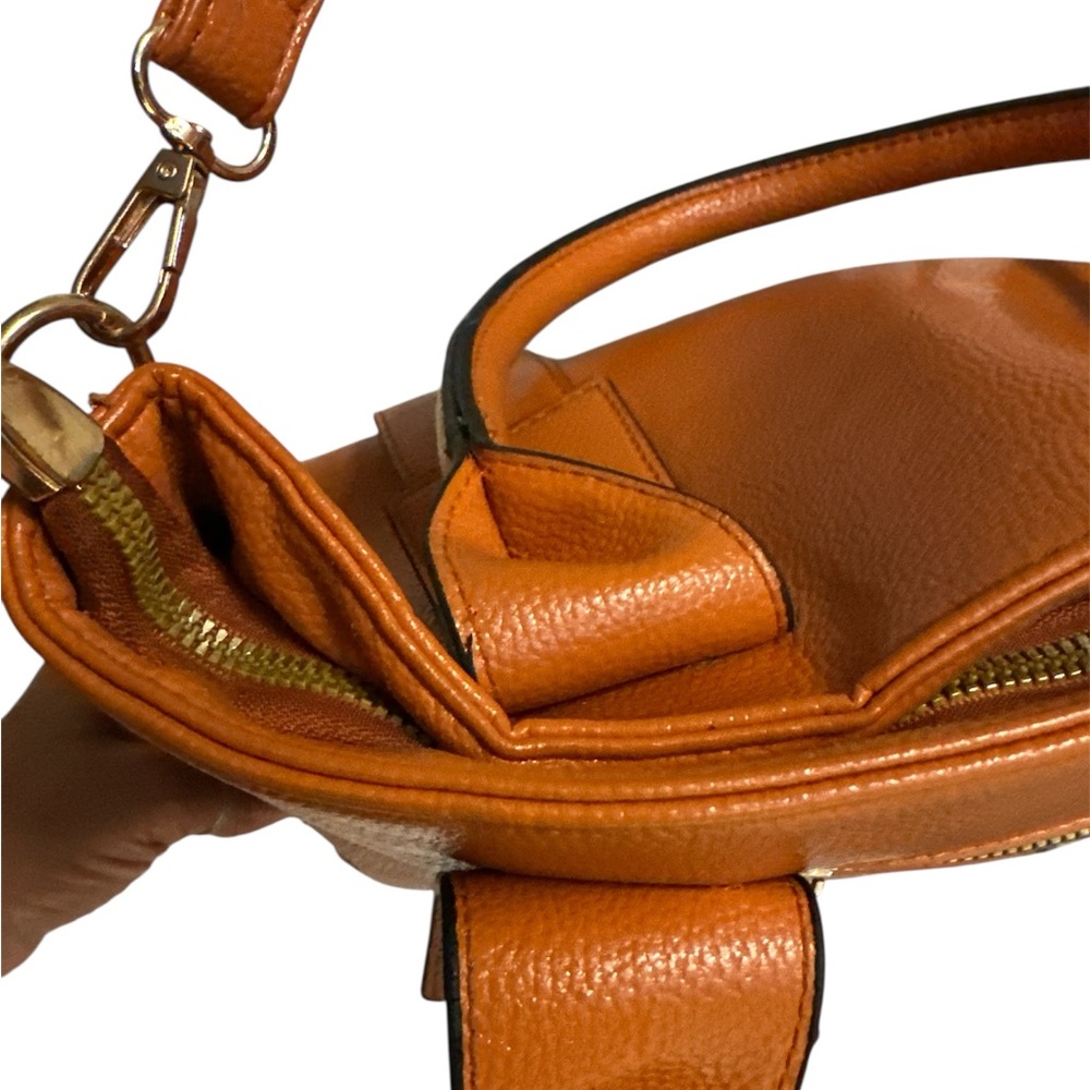 Tan zip top Shoulder Bag with Adjustable Strap and Structured Design - Picture 4 of 7